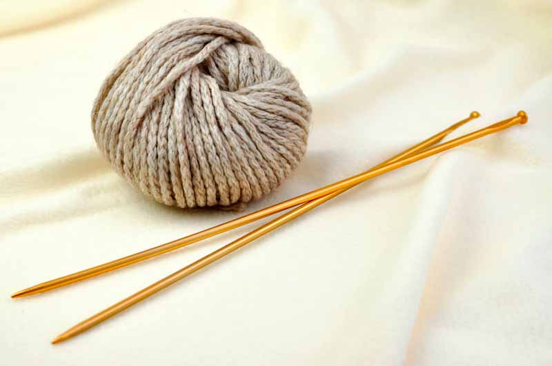 Straight knitting needles and yarn